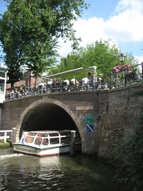 Boot unter einer bruecke utrecht foto