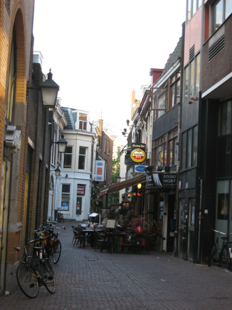 Fahrraeder Vor Die Kneipe Harley Inn Pub In Utrecht Zentrum