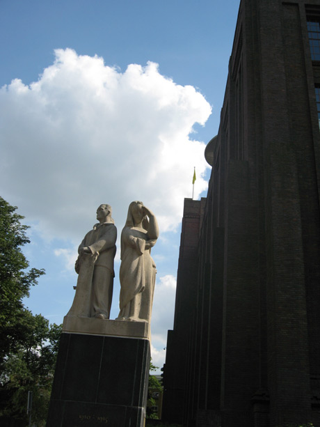 Statue vor der prorail utrecht foto