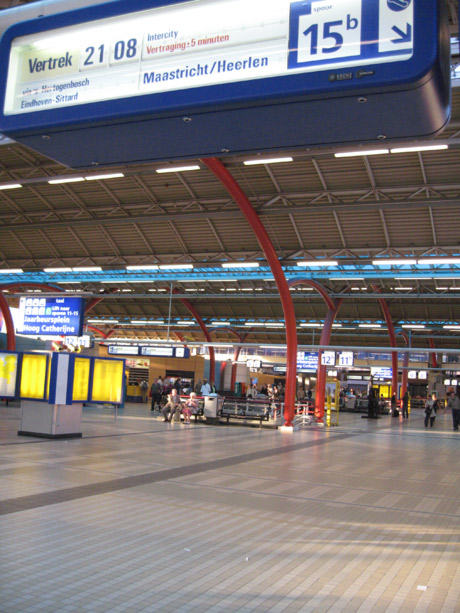 Annuncio arrivo del treno maastricht heerlen alla stazione centrale di utrecht foto