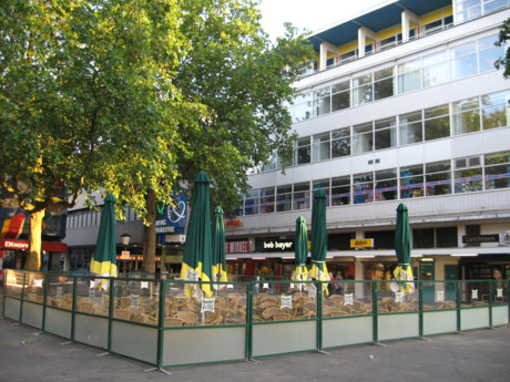 Bar con terrazzo all uscita dei magazzini hoog chatarijne a utrecht foto
