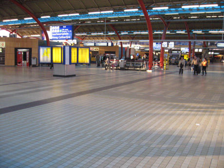Hall della stazione centrale di utrecht verso jaarbeursplein foto