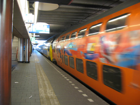 Treno alla stazione centrale di utrecht foto