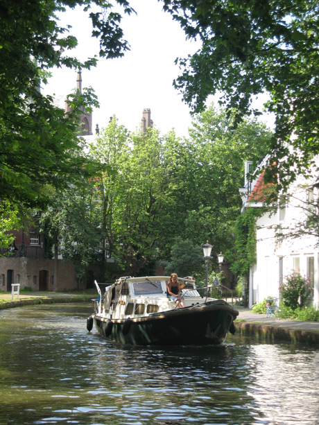 Viaggiando in barca sui canali di utrecht foto