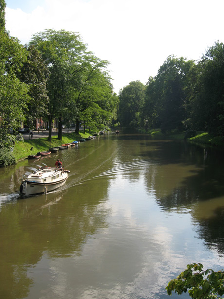 Barca olandeza pe canal utrecht foto